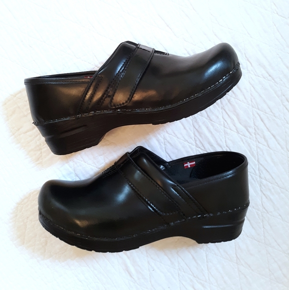 sanita nursing clogs